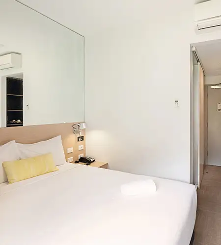 ACCESSIBLE STANDARD ROOM WITH ONE QUEEN